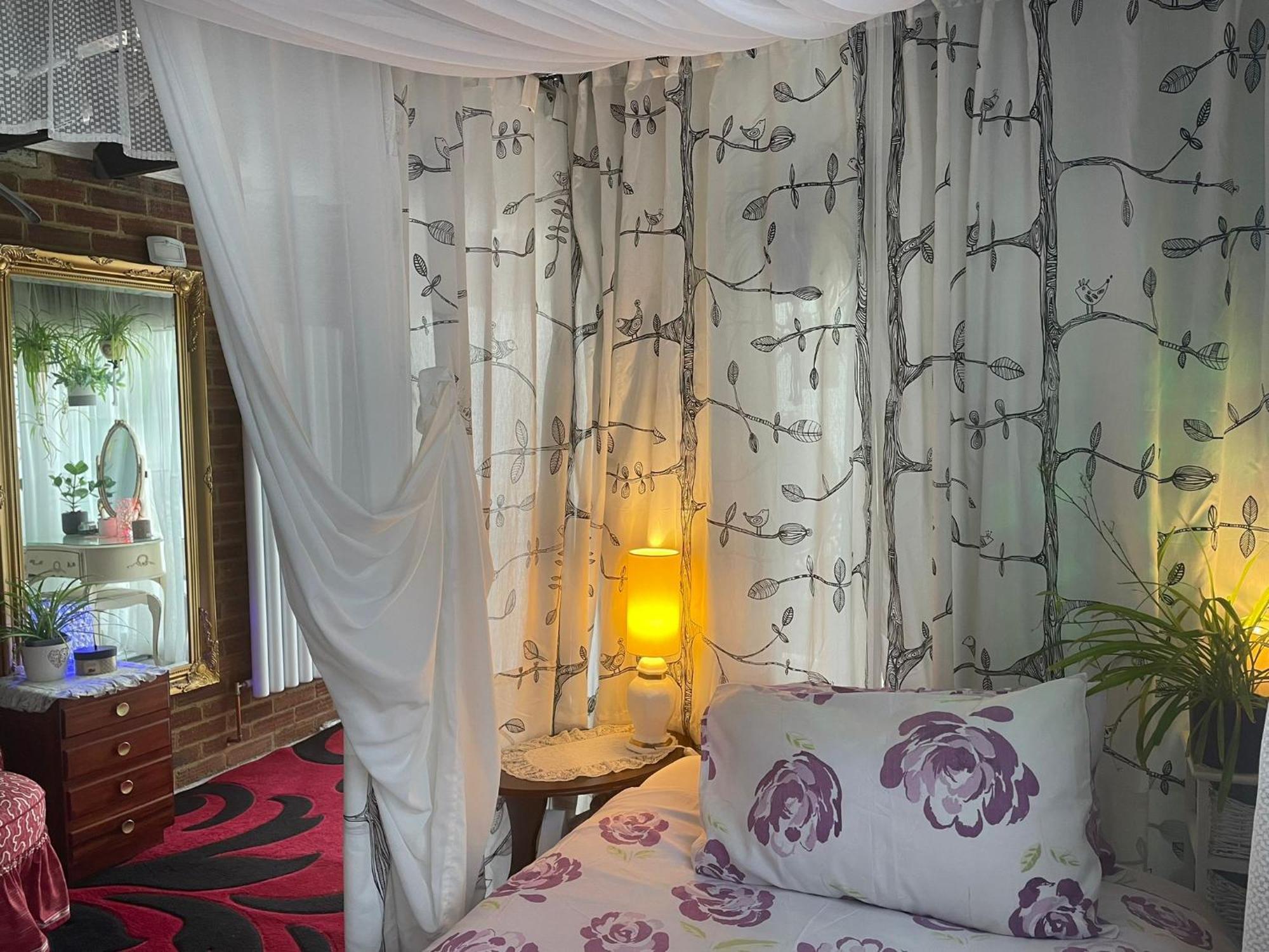 Jacaranda Bed and Breakfast East Grinstead Exteriör bild